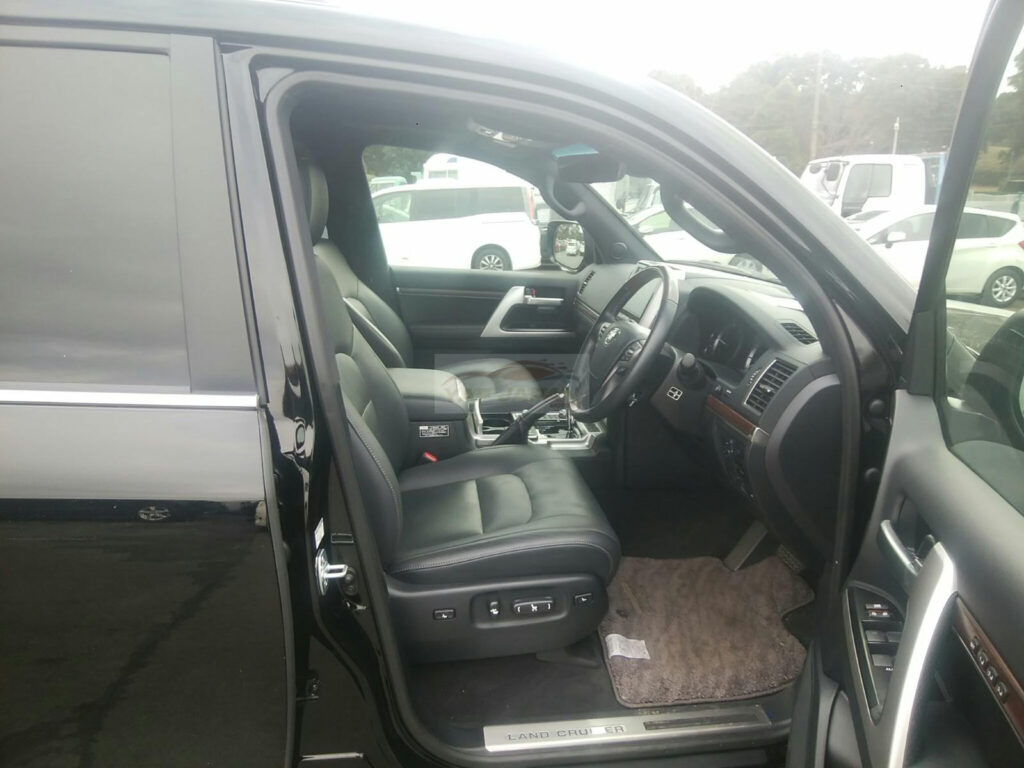 Toyota Land Cruiser ZX V8 LC200 2018 Black