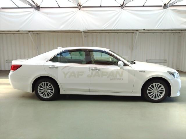 Toyota Crown Hybird White