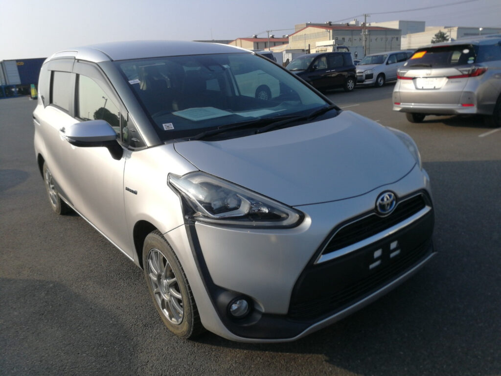 Toyota Sienta Hybrid 2018 Silver