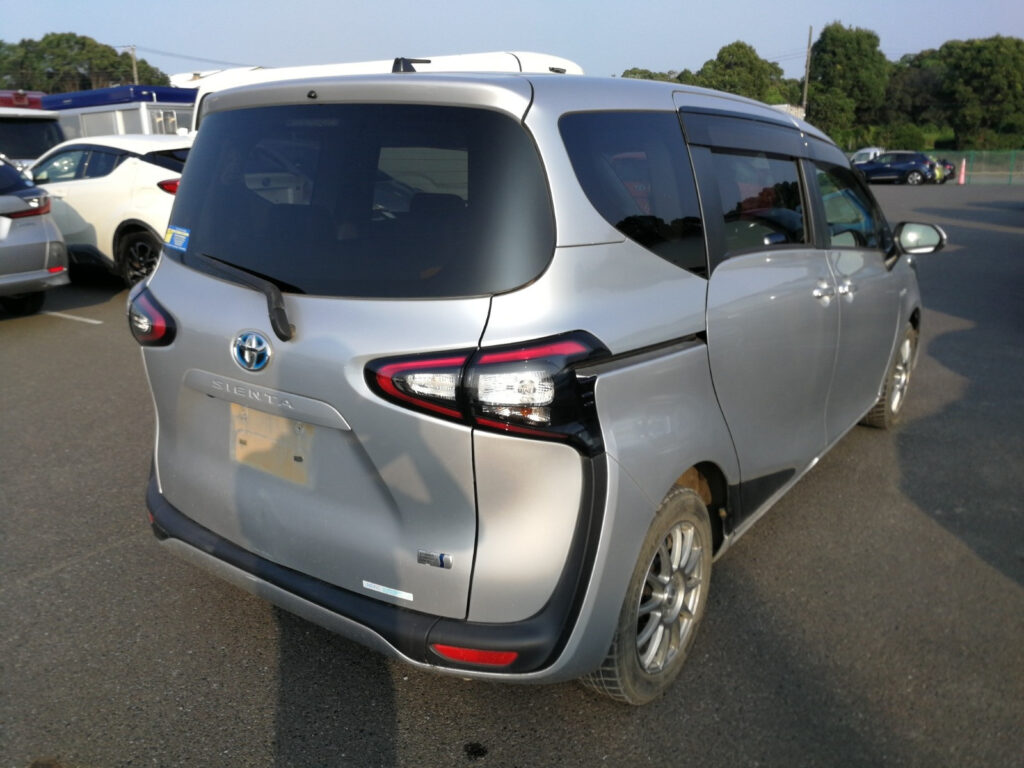 Toyota Sienta Hybrid 2018 Silver